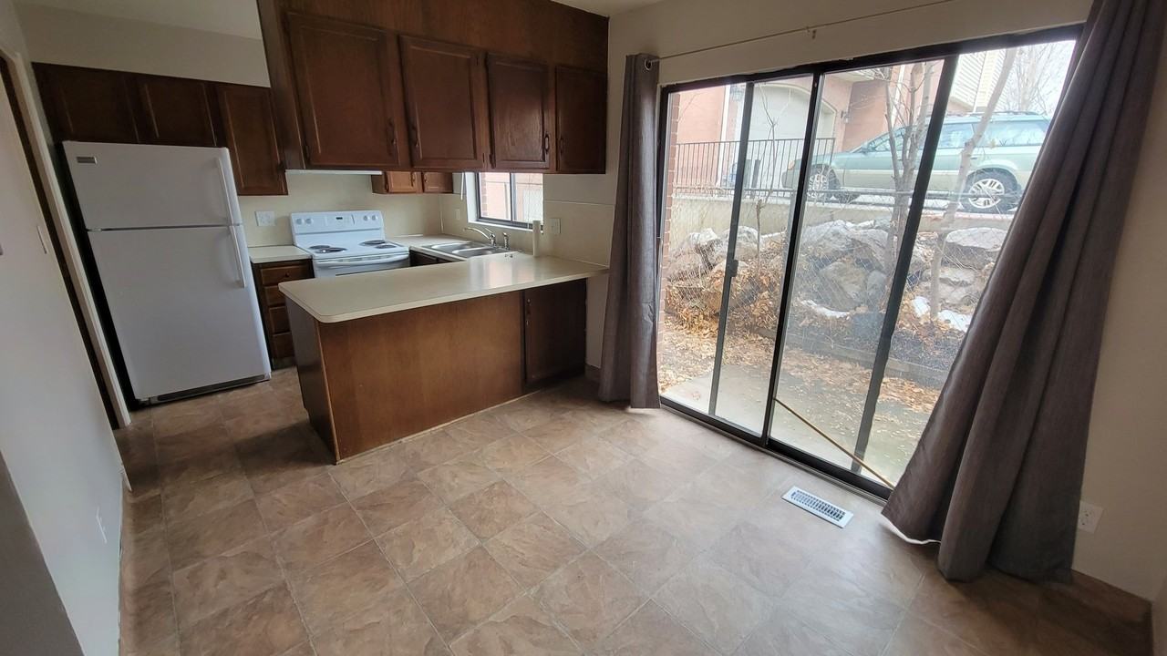 704 S Orchard Dr #3 - Photo 5 of 23