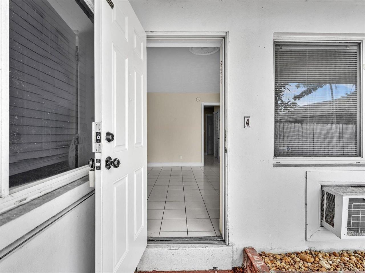 1219 Northeast 14th Avenue - Photo 3 of 10