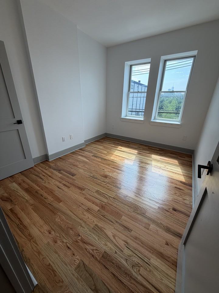 181 Baldwin Ave #2R - Photo 4 of 11
