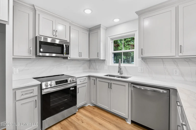 814 W 7th St #1 - Photo 5 of 10