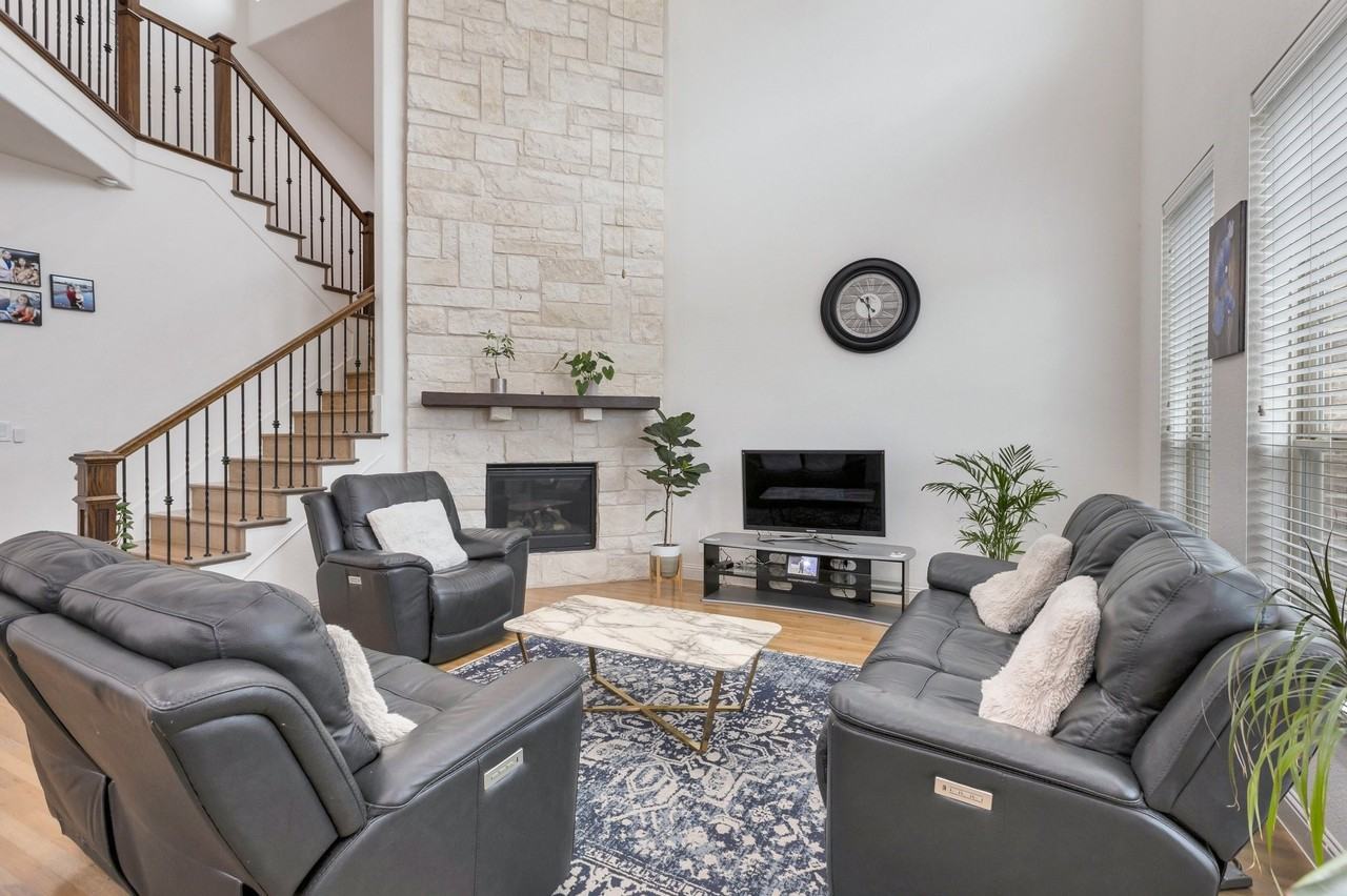 2464 Castle Ridge Dr #NA - Photo 3 of 17