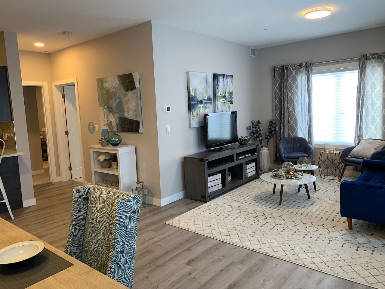 560 Griesbach Parade - Photo 3 of 11