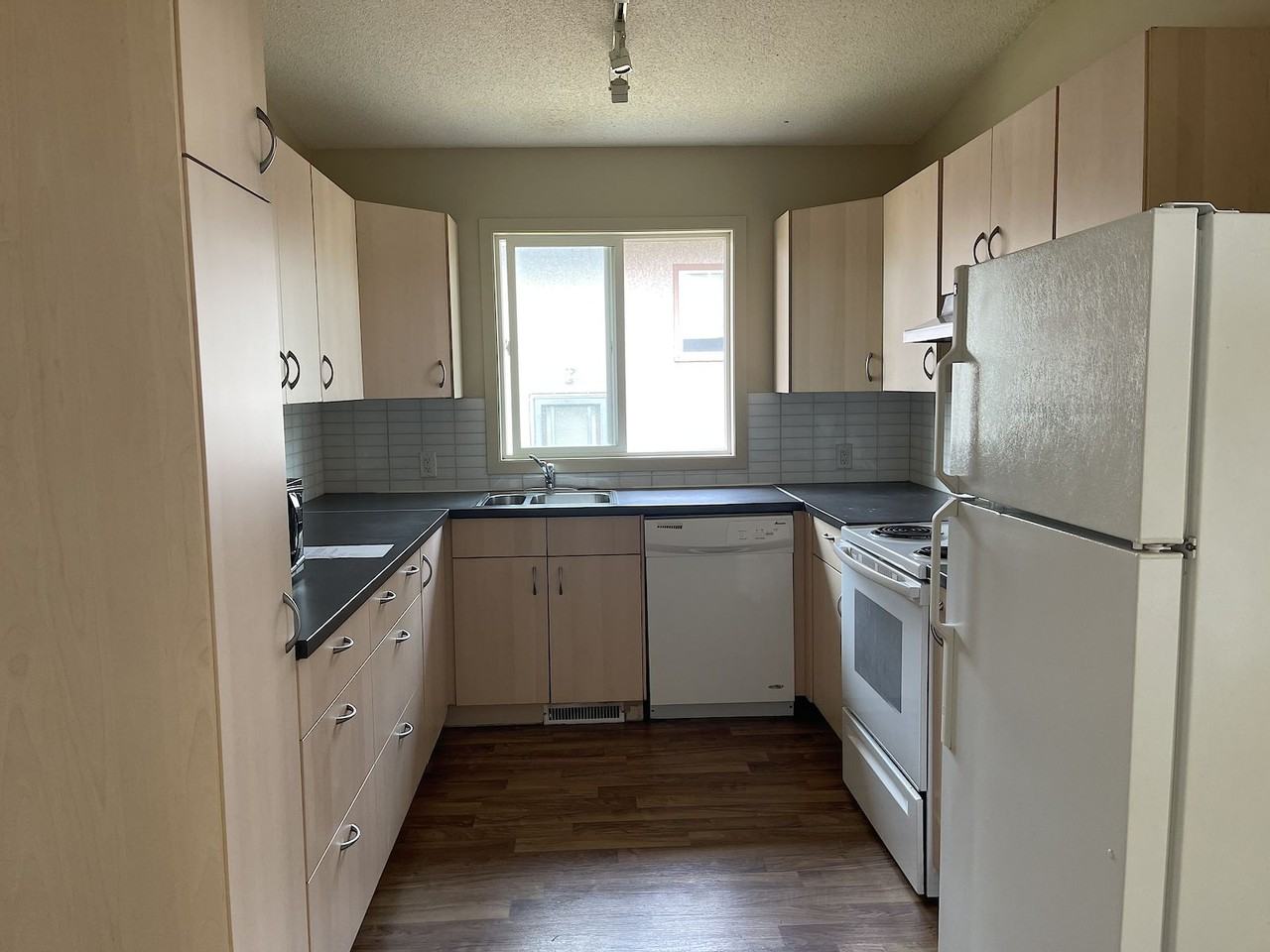 2027 Urquhart Rd Nw - Photo 4 of 23