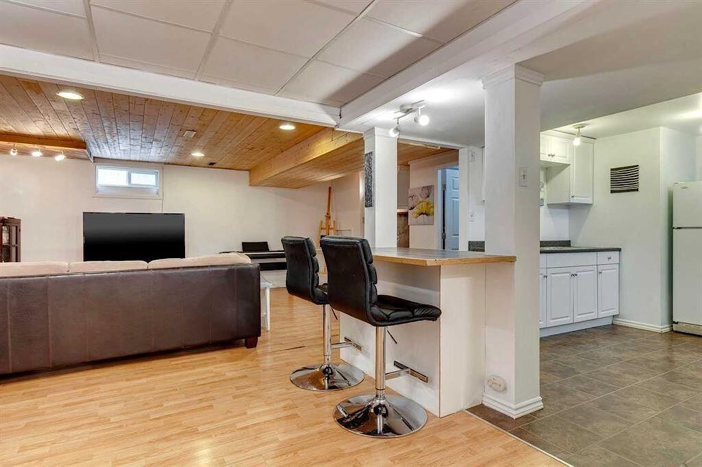 5703 Dalhousie Dr Nw - Photo 7 of 13