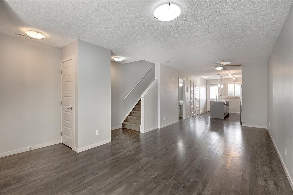 312 Mckenzie Towne Link Se - Photo 3 of 22