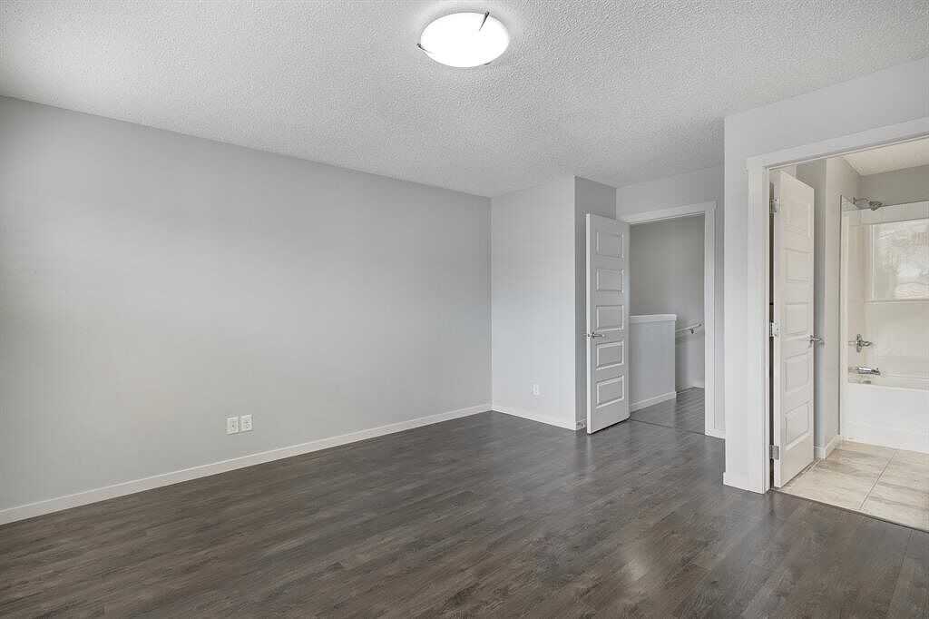312 Mckenzie Towne Link Se - Photo 5 of 22