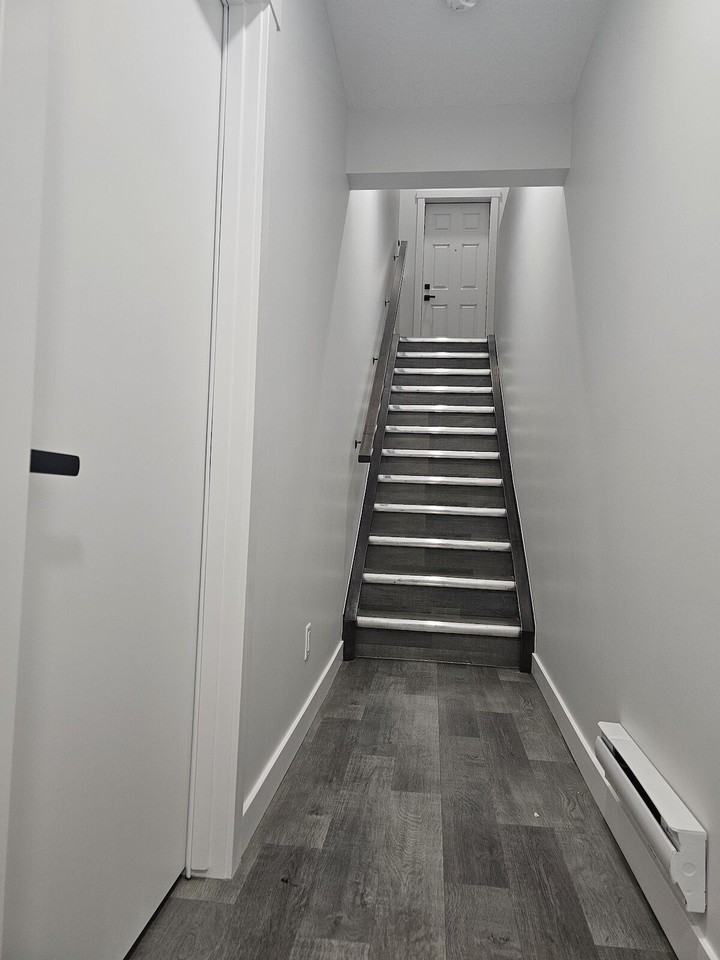 8245 8a Ave Sw - Photo 4 of 16