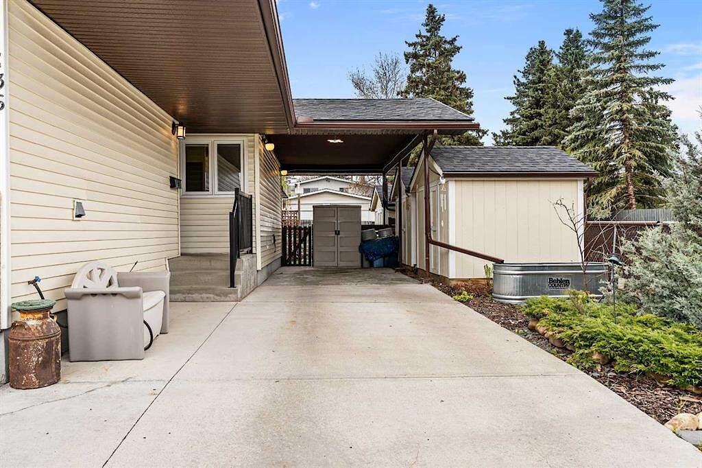 136 Bracebridge Cres Sw - Photo 2 of 22