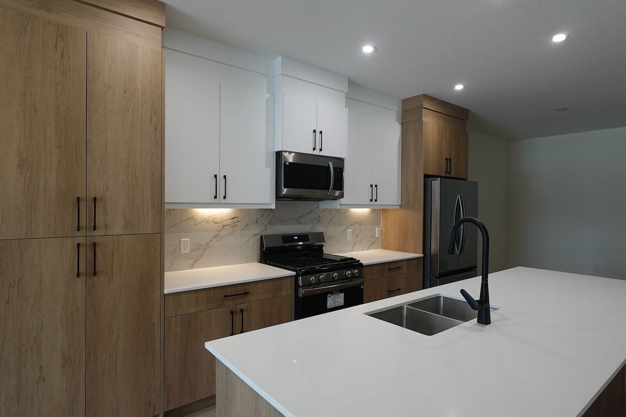 224 28 St Sw - Photo 2 of 36
