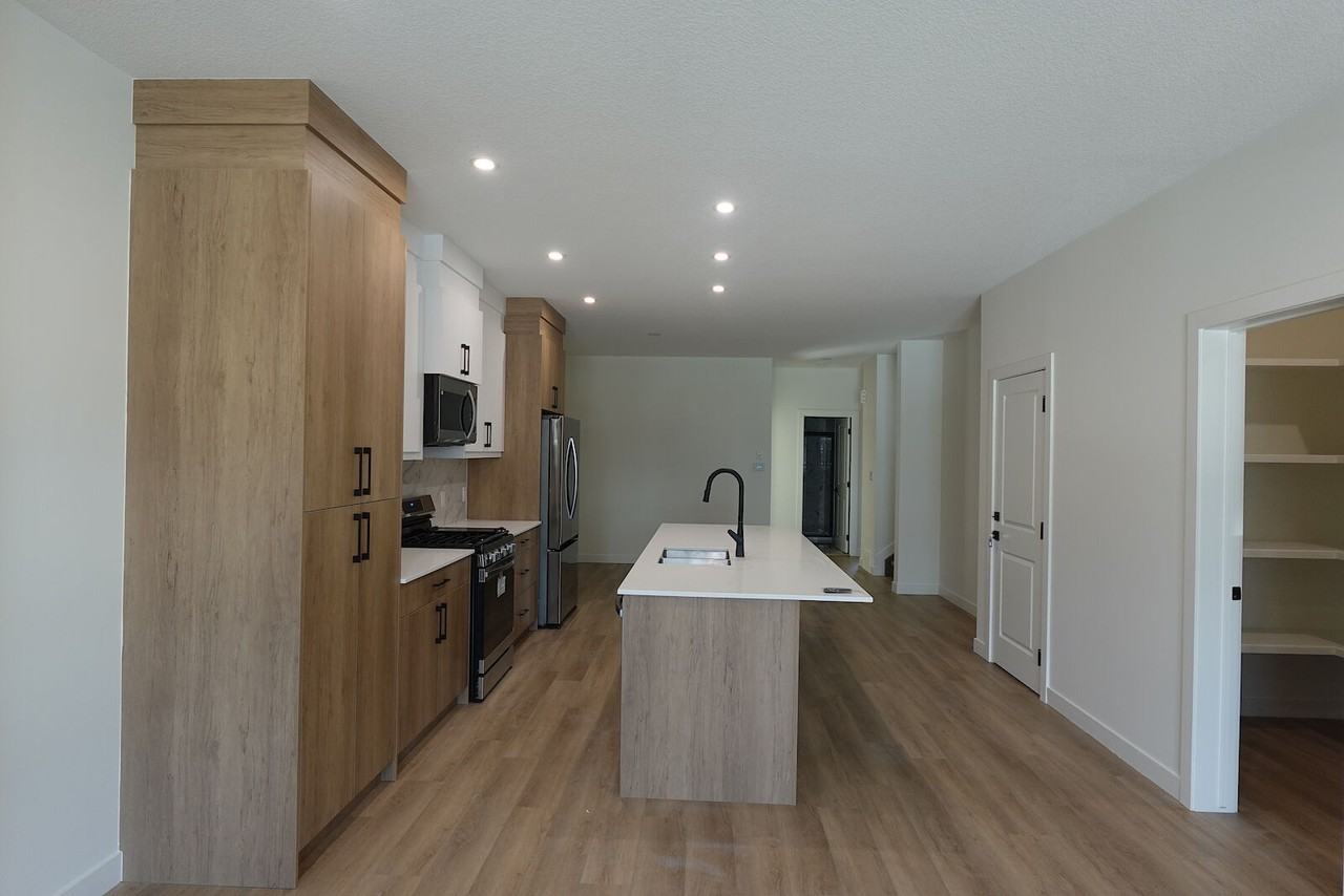 224 28 St Sw - Photo 3 of 36