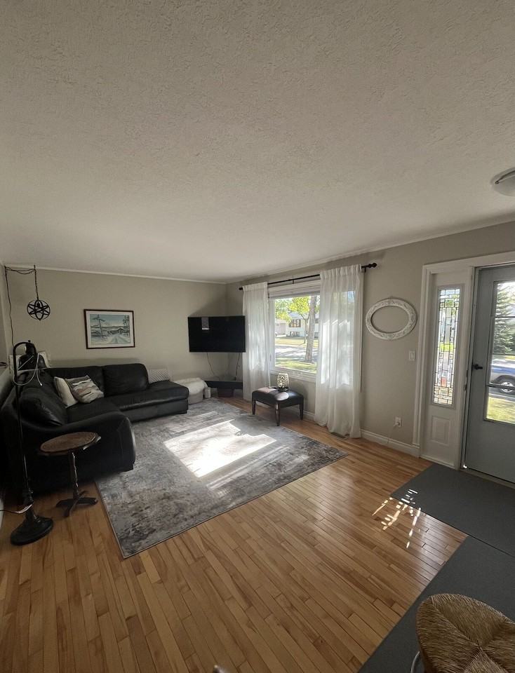 10004 96a Ave - Photo 4 of 17