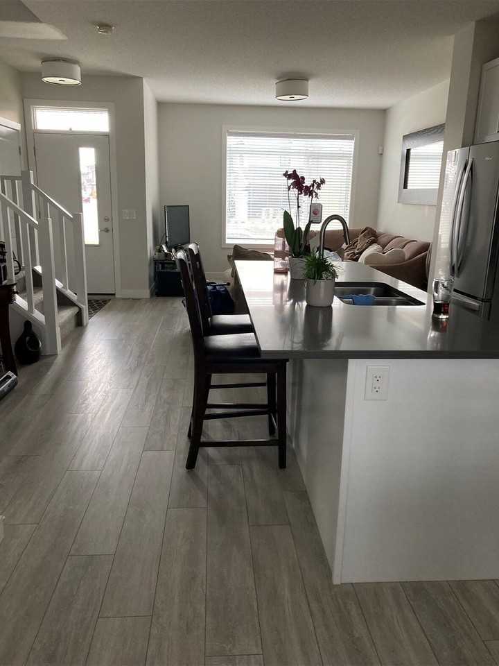 25 -25 Walcrest Gate Se - Photo 2 of 17