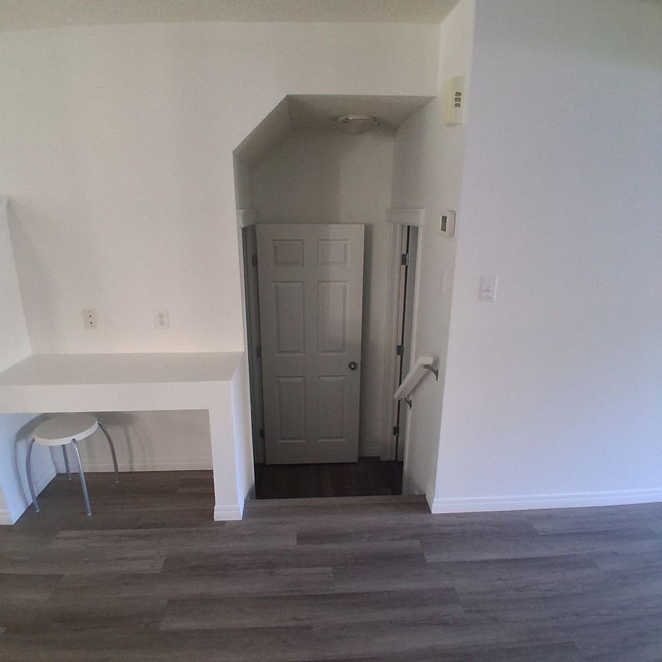 12032 18 Ave Sw - Photo 4 of 16