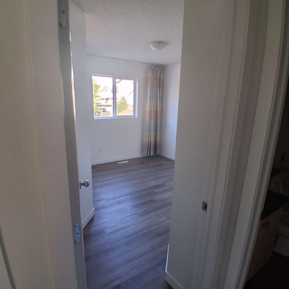 12032 18 Ave Sw - Photo 7 of 16