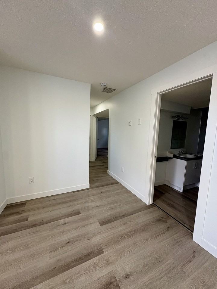 15715 105 Ave Nw - Photo 3 of 10