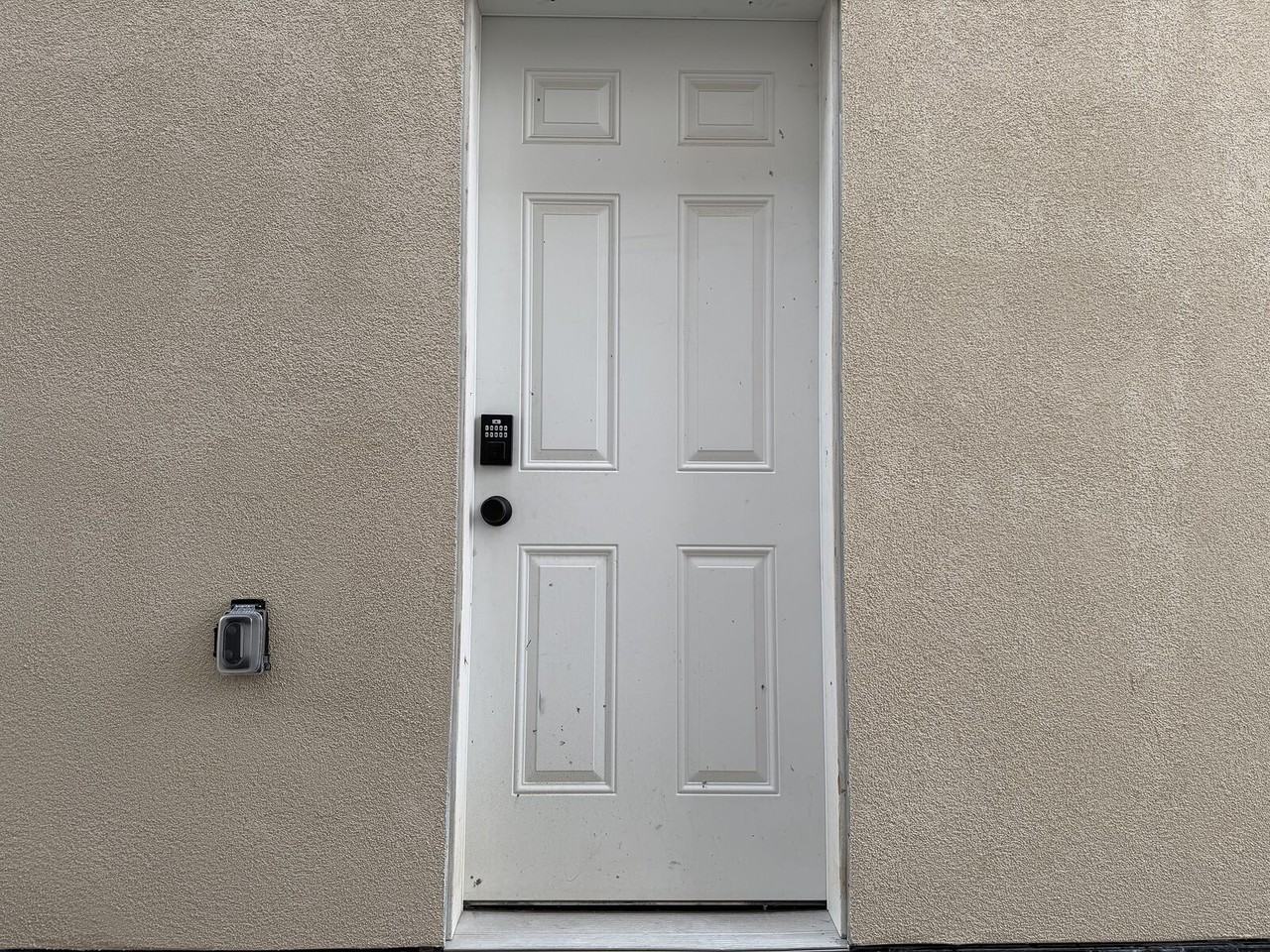 140 Greenwich Heath Nw - Photo 4 of 26