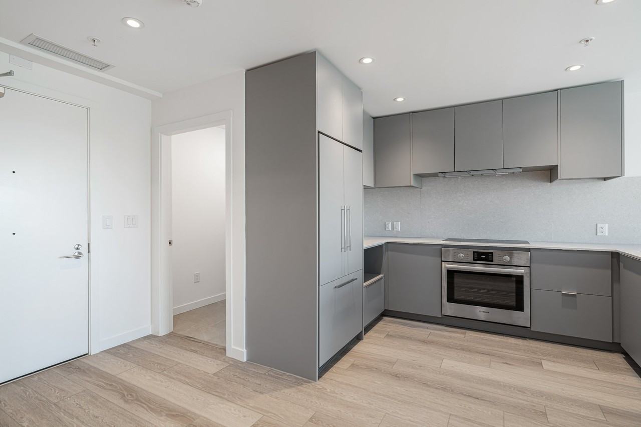3137 Broadway W - Photo 2 of 12