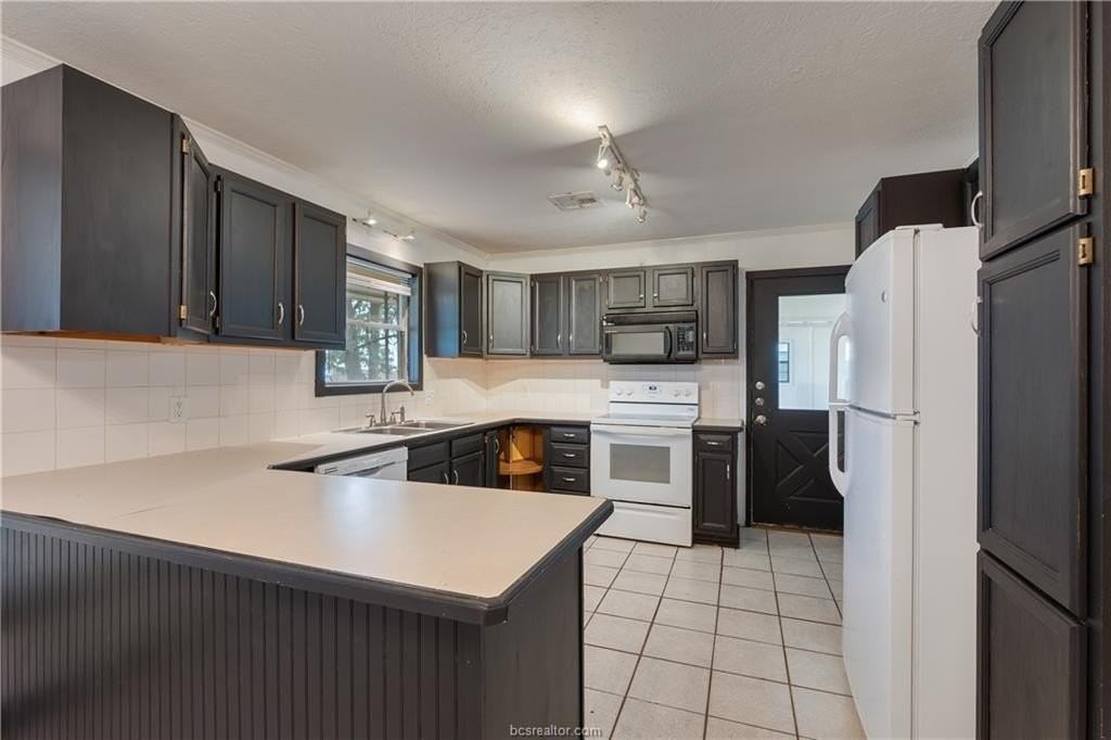 318 Fairway Dr - Photo 4 of 14