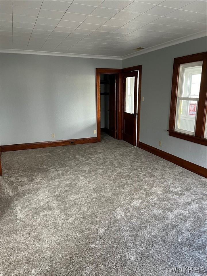4329 S Buffalo St - Photo 4 of 17