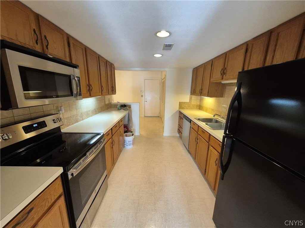 489 Summerhaven Dr N - Photo 3 of 18