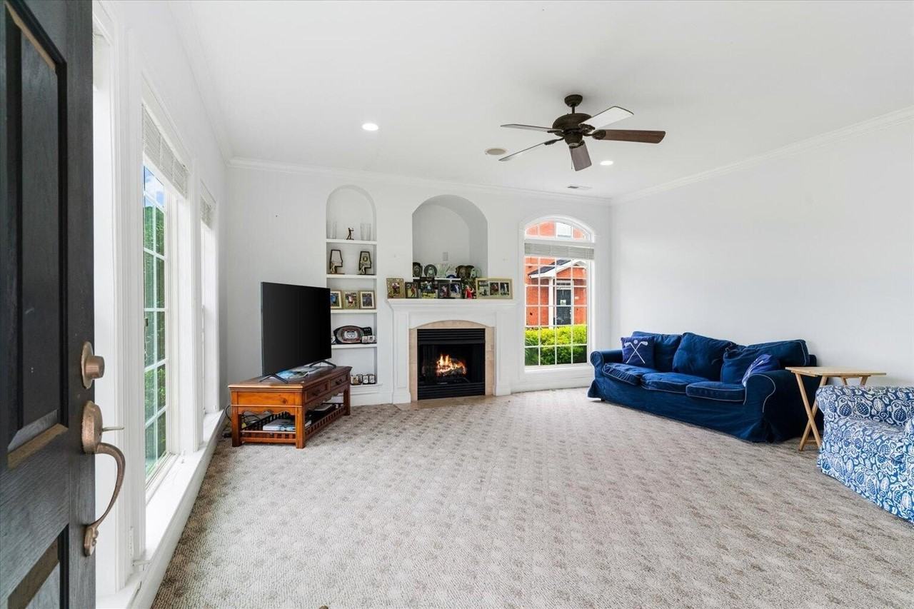 901 Renaissance Ct - Photo 4 of 33
