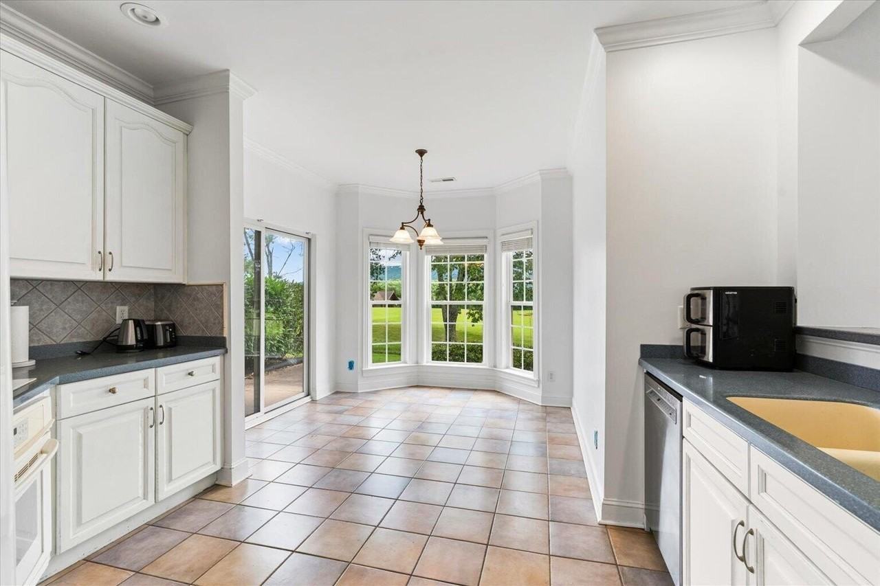 901 Renaissance Ct - Photo 5 of 33
