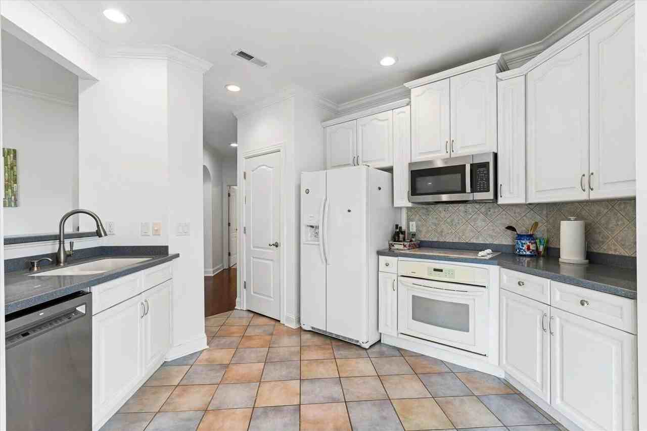 901 Renaissance Ct - Photo 7 of 33