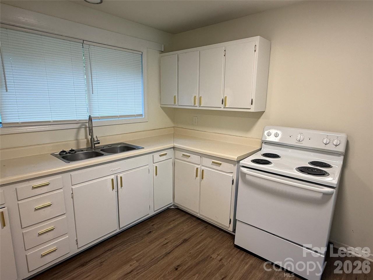 544 Blendwood Dr - Photo 4 of 9