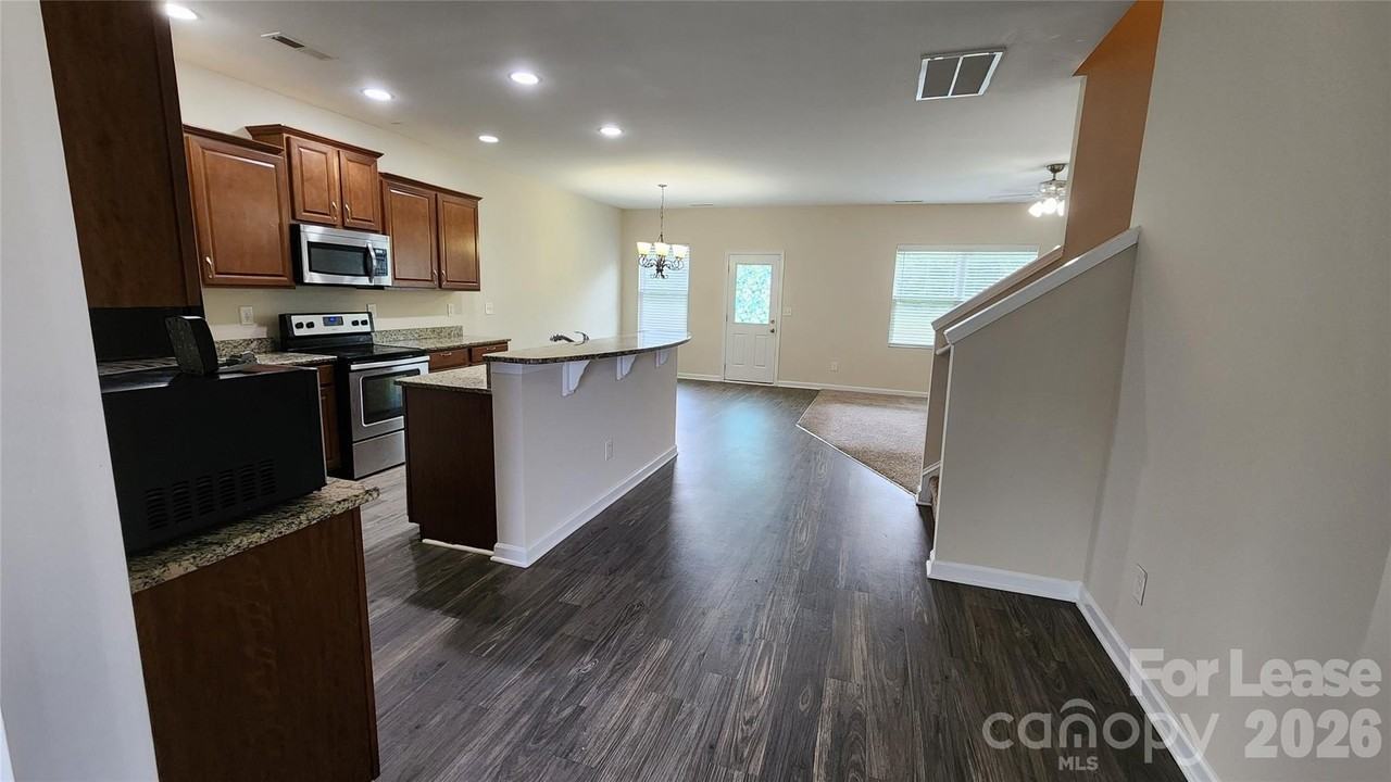 5002 Houndscroft Rd - Photo 3 of 17