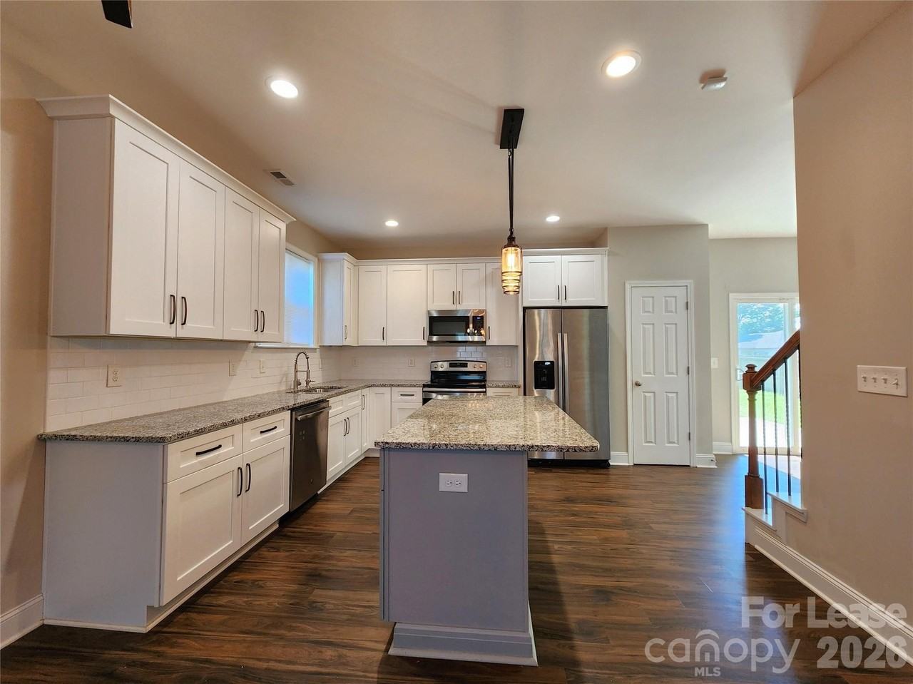 2520 Ashe Ave - Photo 5 of 28