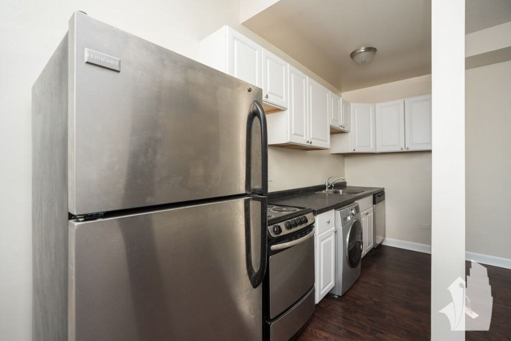 3345 N Marshfield Ave #302 - Photo 2 of 7