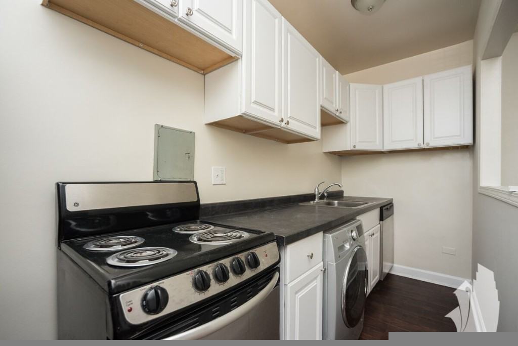 3345 N Marshfield Ave #302 - Photo 3 of 7