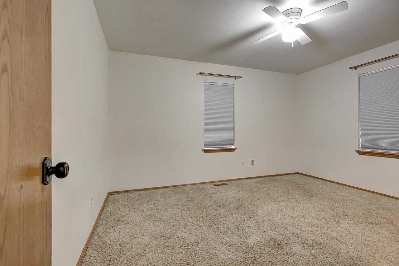 925 N Main St - Photo 5 of 31