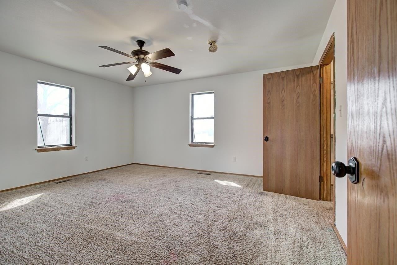 925 N Main St - Photo 7 of 31