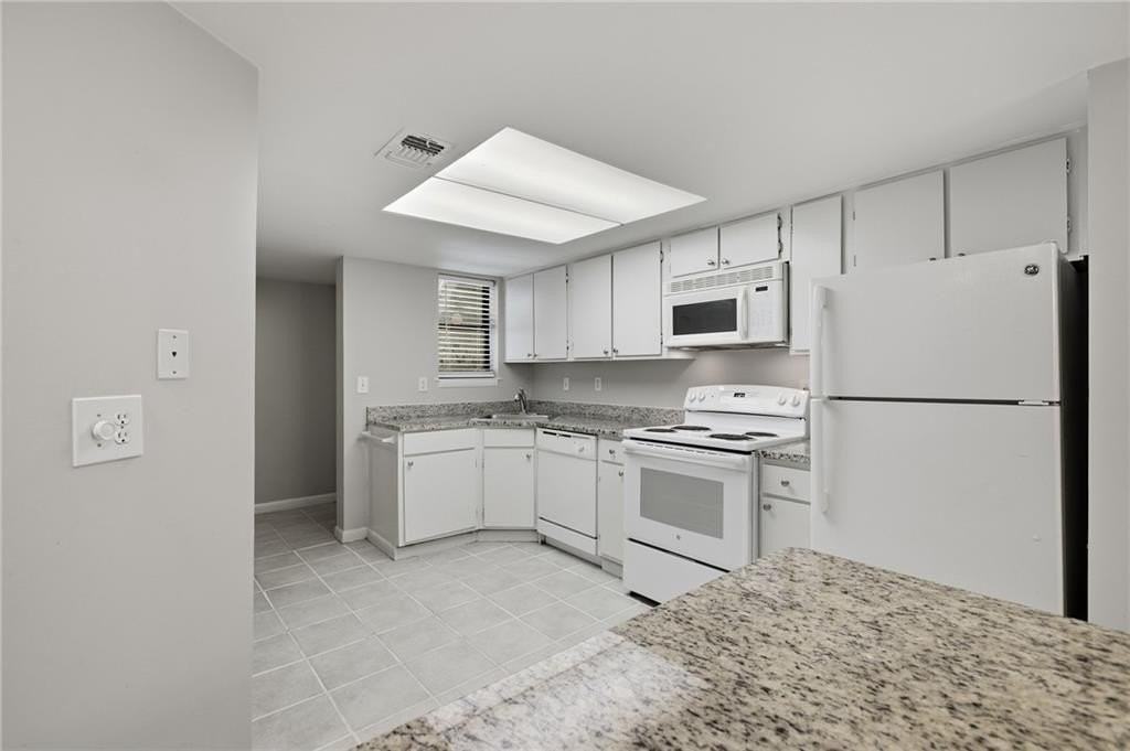 2183 Surrey Ct Se - Photo 4 of 26