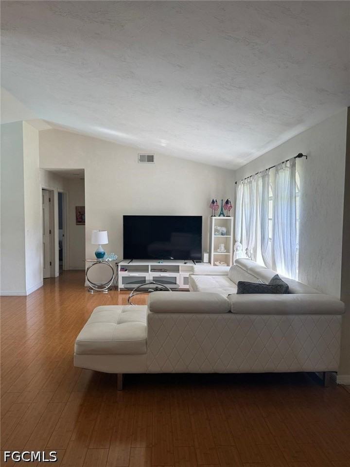 921 Jefferson Ave - Photo 5 of 15
