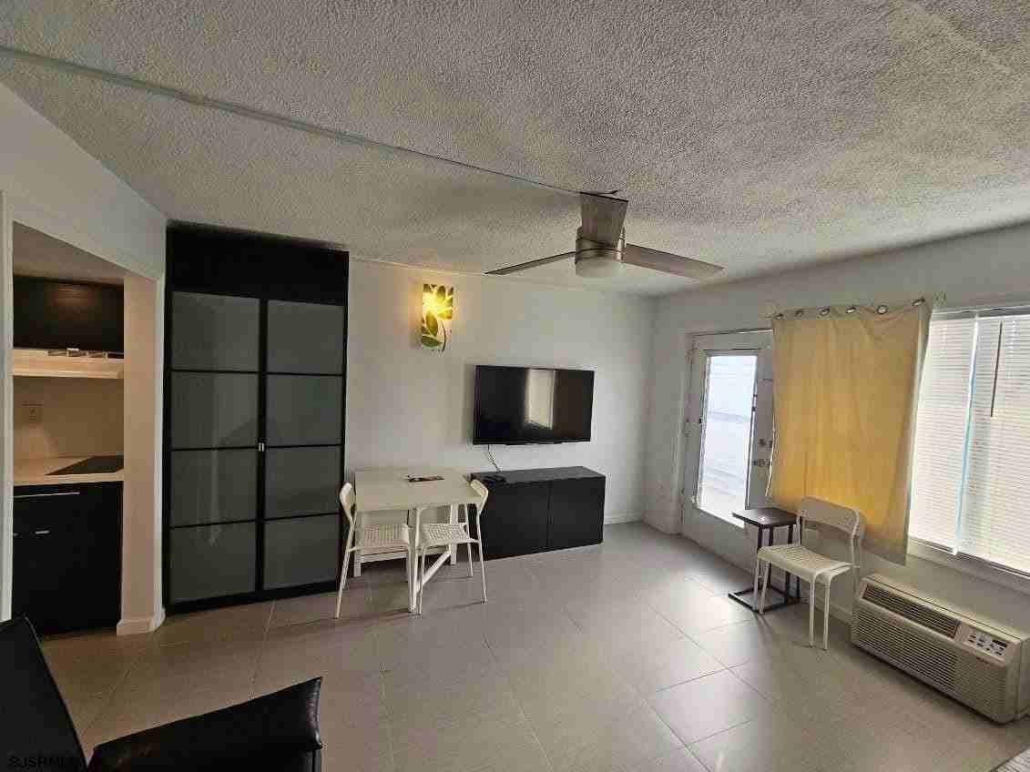 3501 3501 Boardwalk #B210 - Photo 2 of 12