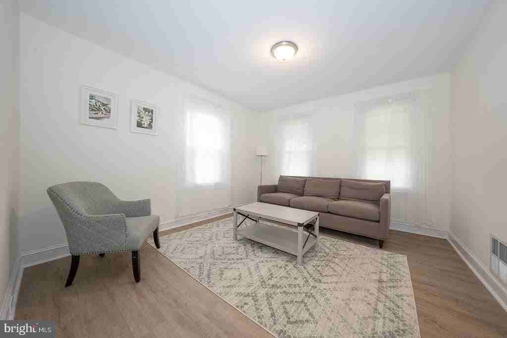 717 Miller St - Photo 5 of 49