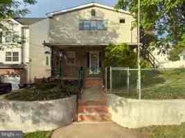 featured image of 422 W 6th Ave