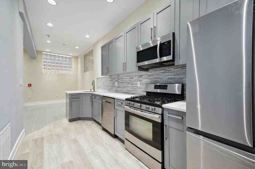 202426 E Fletcher St #1F - Photo 2 of 13