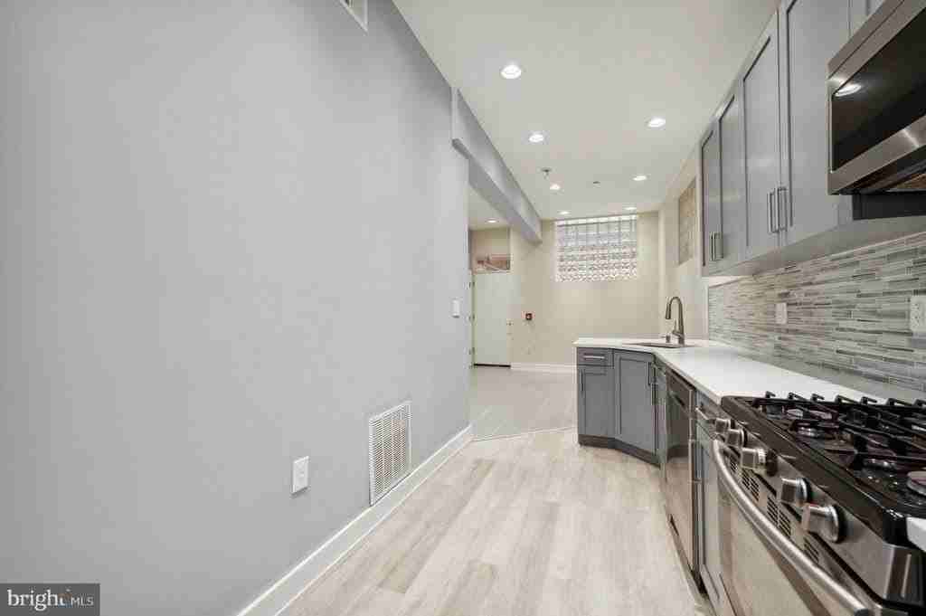 202426 E Fletcher St #1F - Photo 3 of 13