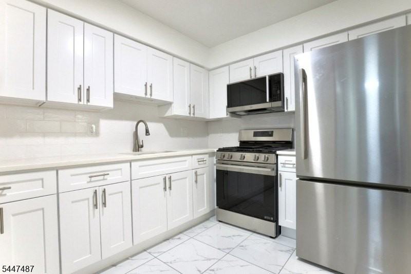452 Marshall St - Photo 3 of 15