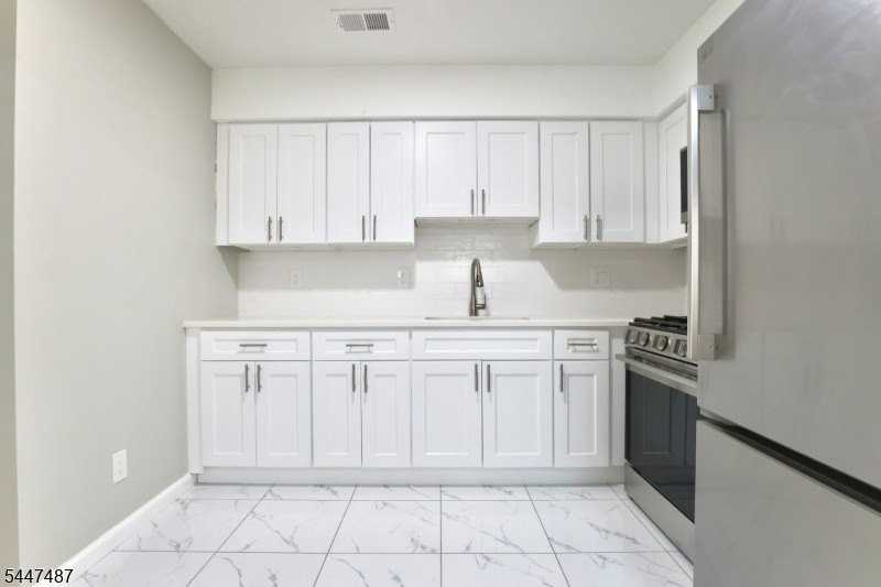 452 Marshall St - Photo 4 of 15