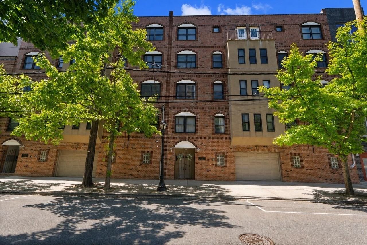 218 Jackson St #7 - Photo 3 of 31