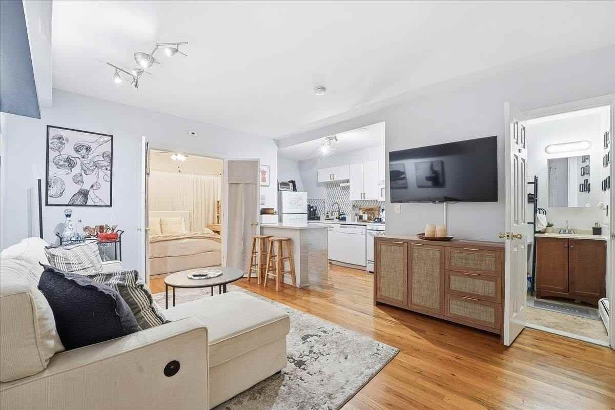 516 Adams St #1F - Photo 3 of 16