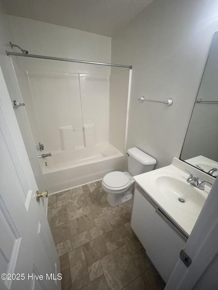300 Pinegrove Ct - Photo 3 of 12