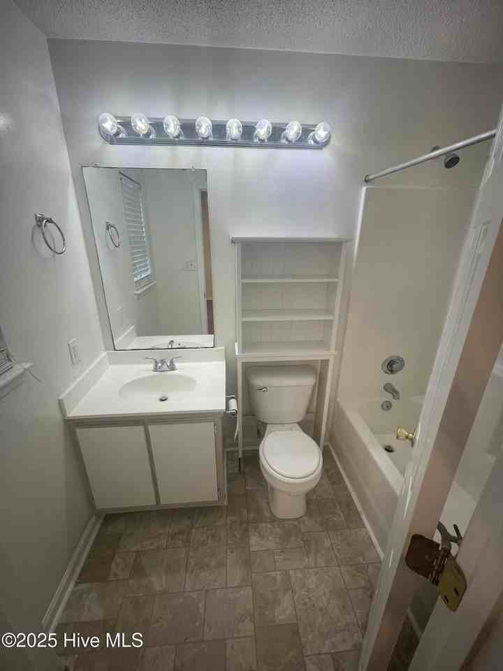 300 Pinegrove Ct - Photo 5 of 12