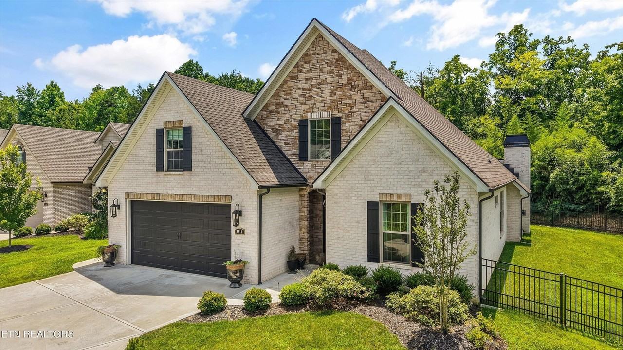 8513 Sunscape Ln - Photo 3 of 44