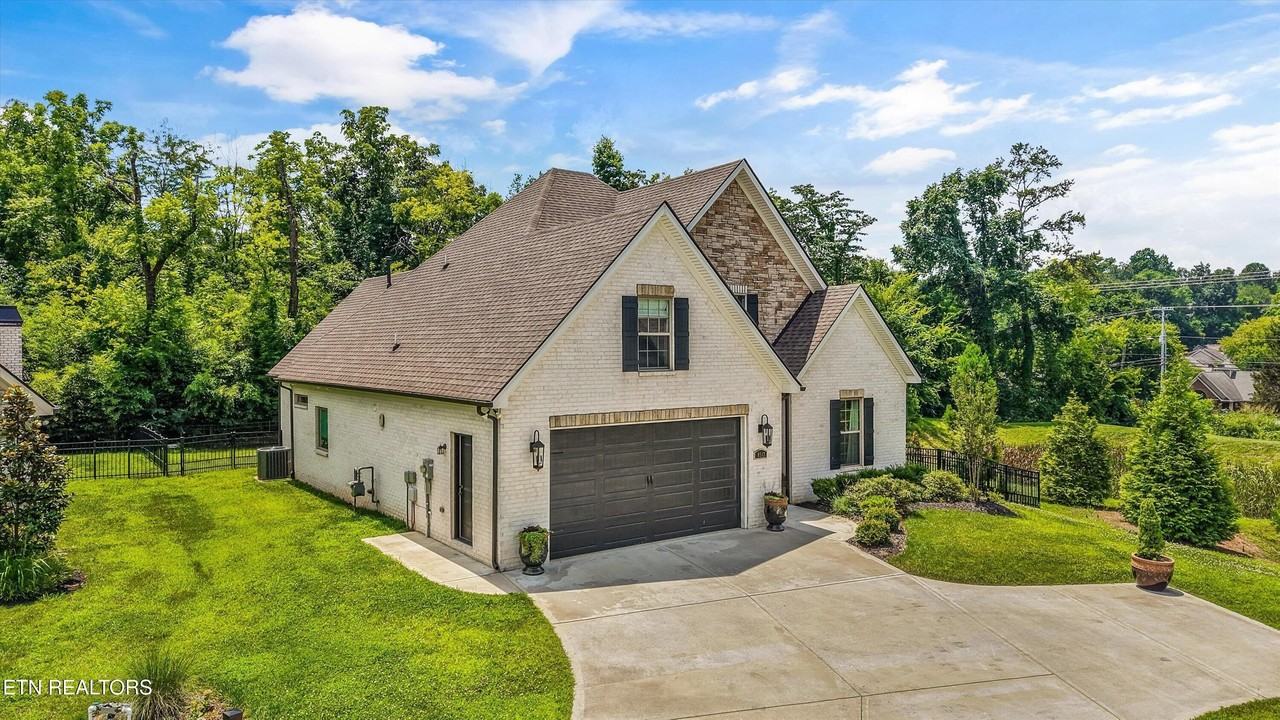 8513 Sunscape Ln - Photo 4 of 44