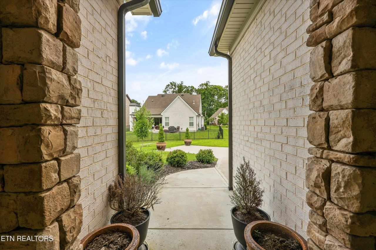 8513 Sunscape Ln - Photo 7 of 44
